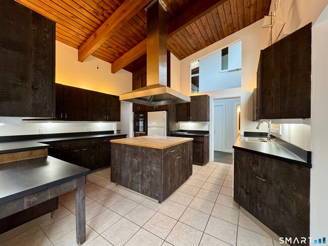 Building Photo - 860 Oakwood Rd