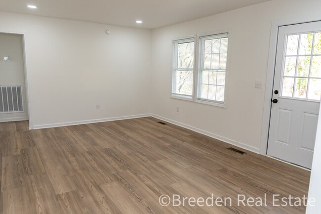 Building Photo - 303 Putnam St