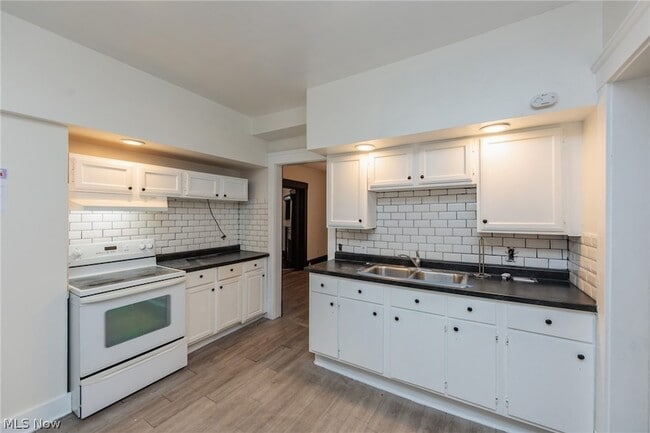 Building Photo - 1794 W 54th St