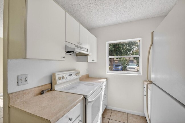 Building Photo - 4825 Serafica Dr