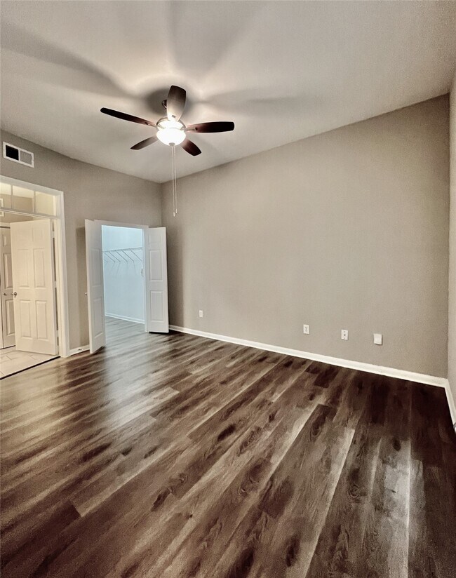 Building Photo - 5353 Memorial Dr