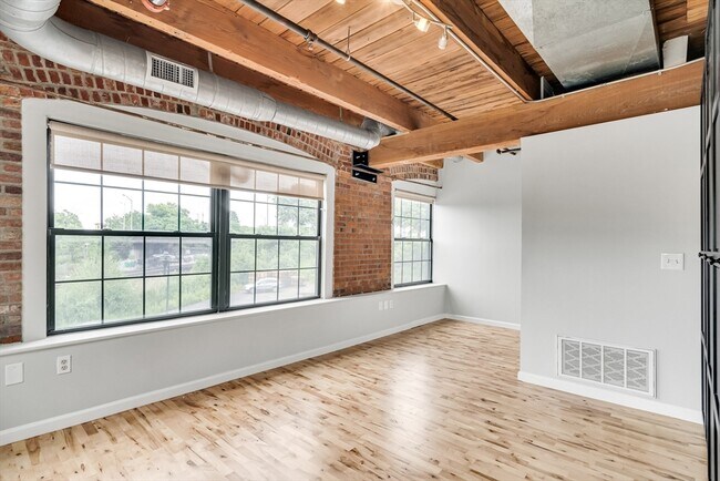 Building Photo - 210 Broadway