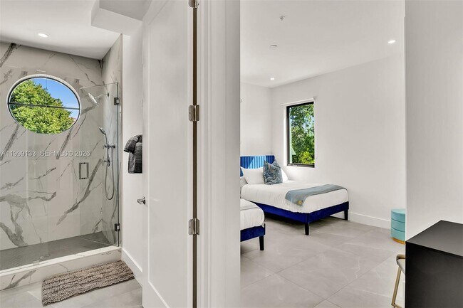 Building Photo - 2100 Miami Rd