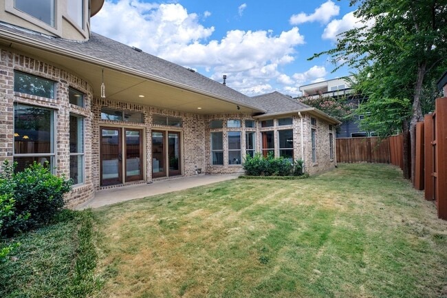 Building Photo - 3606 S Versailles Ave