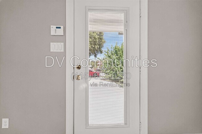 Building Photo - 1204 3rd St
