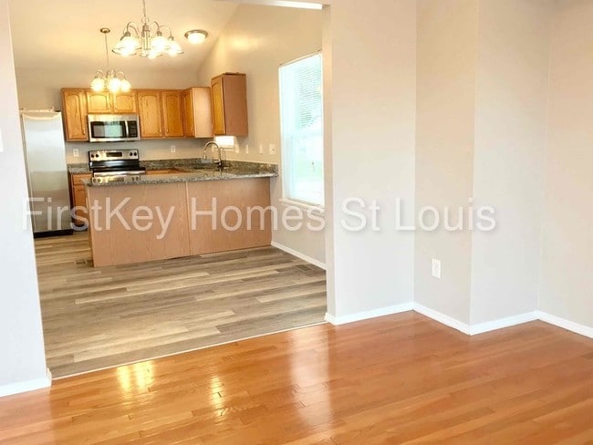 Building Photo - 14 Rivermeadows Dr