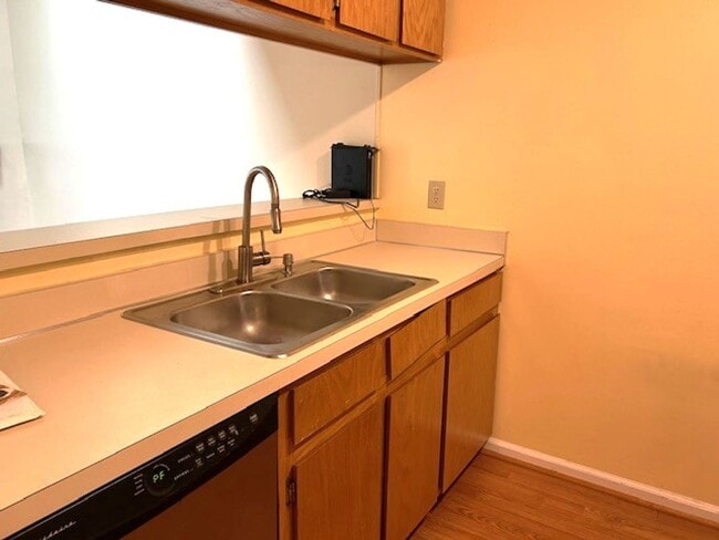 Building Photo - Two Bedroom 2 Bath Townhome