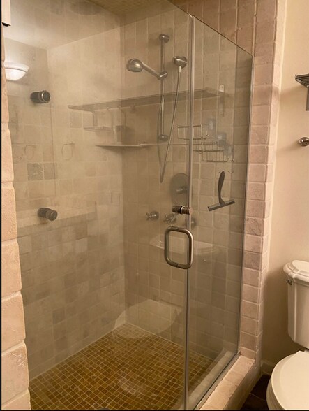 Building Photo - 1710 S Harbor Way