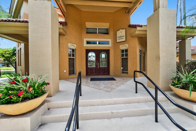 Building Photo - 4807 Via Palm Lakes Via