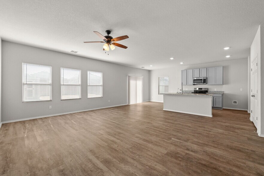 Building Photo - 3452 Redbud Grv