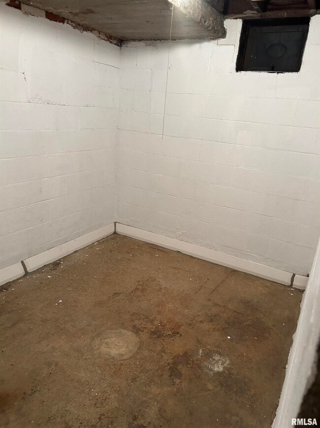 Building Photo - 405 Keller St