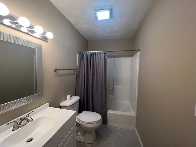 Building Photo - AVAILABLE NOW 3 BEDROOM 2 FULL BATHS PLENT...