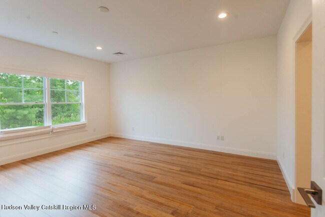 Building Photo - 43 Oakwood Ln