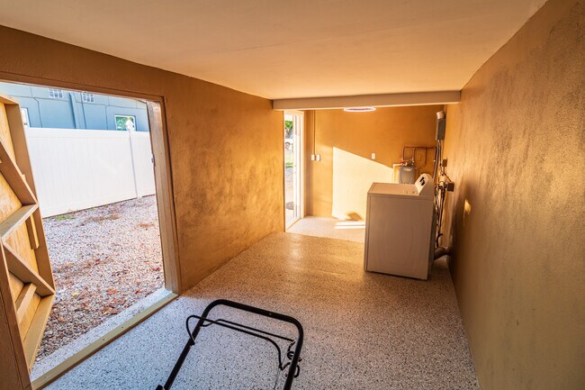 Building Photo - 954 Omar Rd