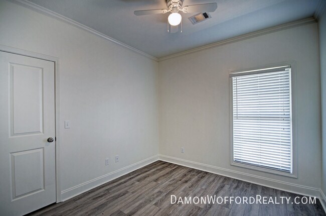 Building Photo - 142 Lakeway Drive