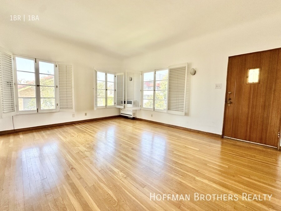 Building Photo - 5044 Rosewood Ave