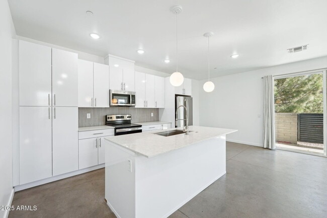 Building Photo - 225 N Pleasant Dr