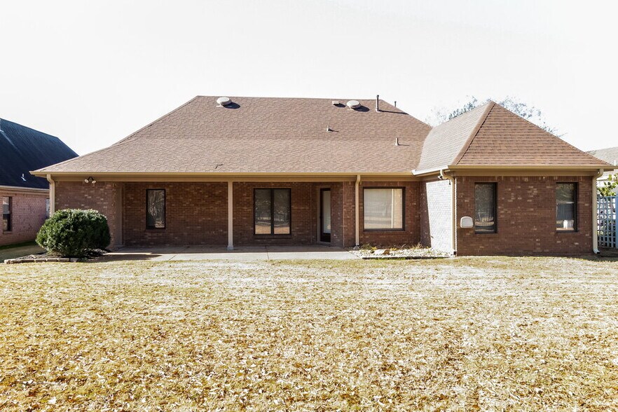 Building Photo - 7182 Golden Oaks Loop E