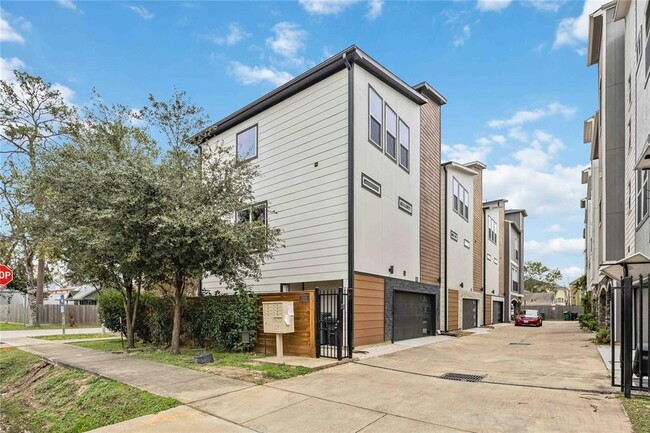 Building Photo - 602 W 28th St