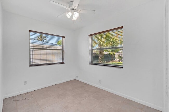 Building Photo - 710 SE 4th Ave