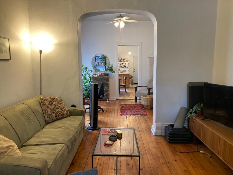 Building Photo - 2909 W Dickens Ave