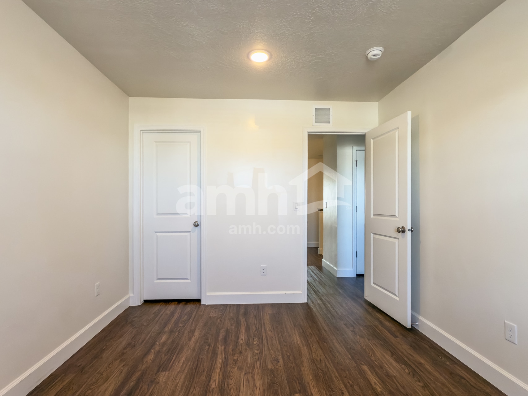 Building Photo - 1247 E Meadow Ranch Ln