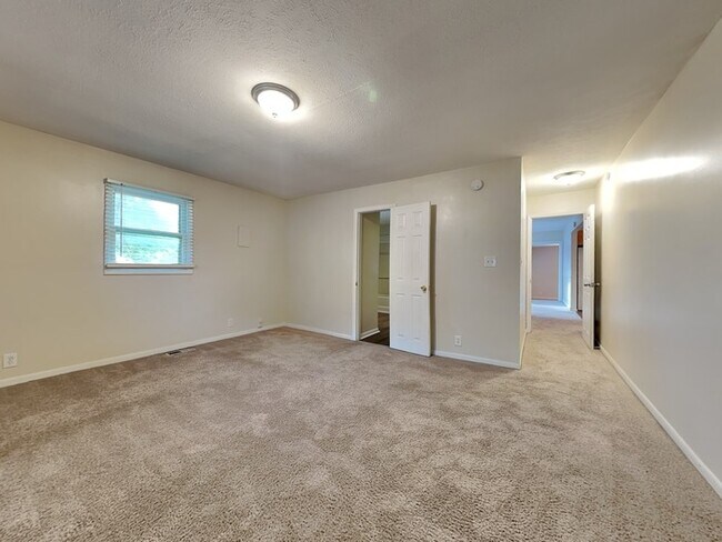 Building Photo - 4 bed 2 bath in Fishers!