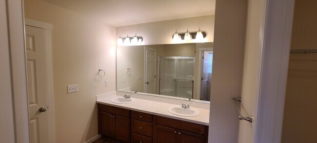 Building Photo - Gorgeous 3- bedroom 2.5 bathroom Port Orch...