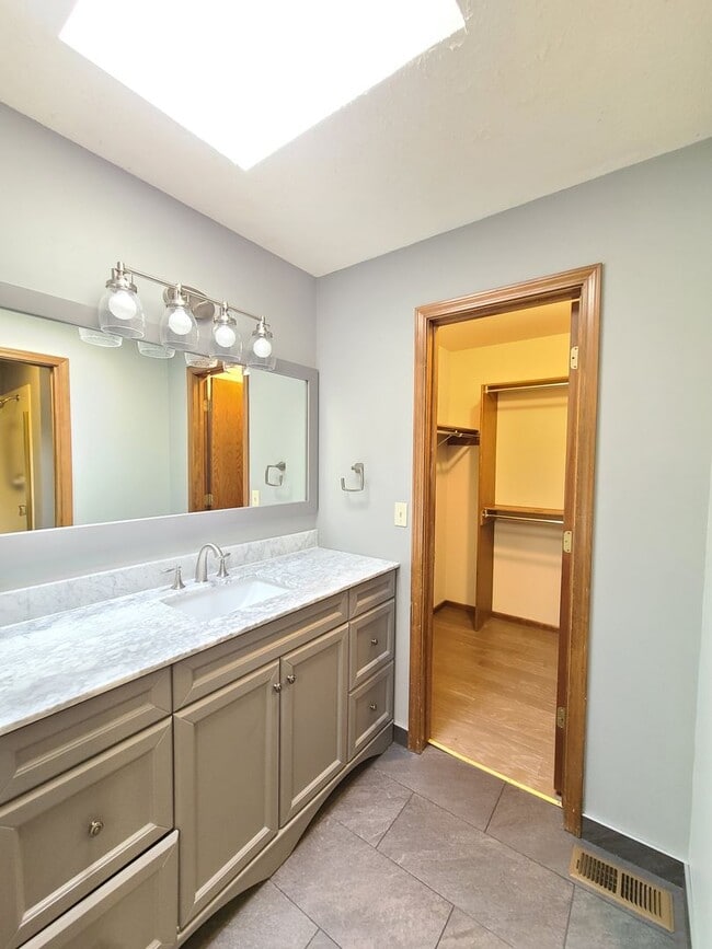 Building Photo - $3,400- 5 Bed / 3 Bath Beautiful Home in Upper South Hill