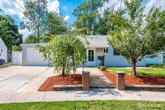 Building Photo - 9 Regent Ct