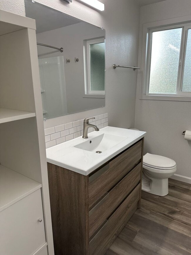 Building Photo - Beautifully updated 2 bedroom 1 bath duple...
