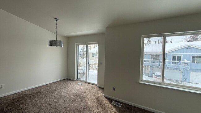 Building Photo - Lovely west Facing 3 Bed, 2 Bath, 2 Car Garage Townhouse!  Available now!