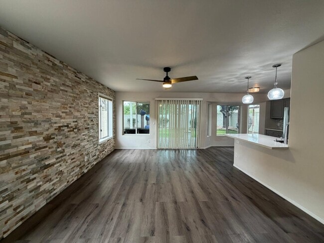 Building Photo - 902 S Surfside Dr