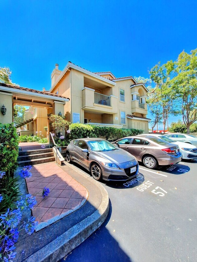 Building Photo - Beautiful Second Floor 3bd Condo w/Detached Garage & Pool