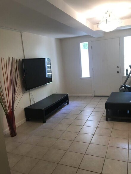 Living space in lower floor - 6 Talbot St