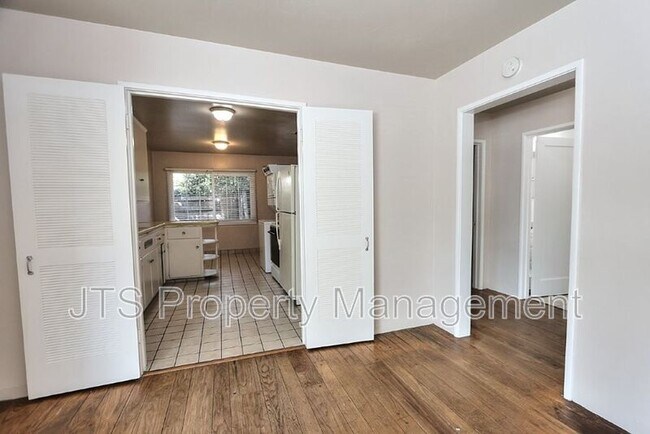 Building Photo - 3109-3111 Hampshire Drive