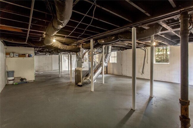 Building Photo - 2720 Stonecreek Rd