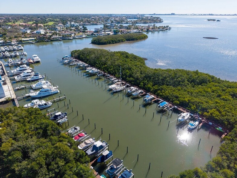 Marina - 1332 Pasadena Ave S