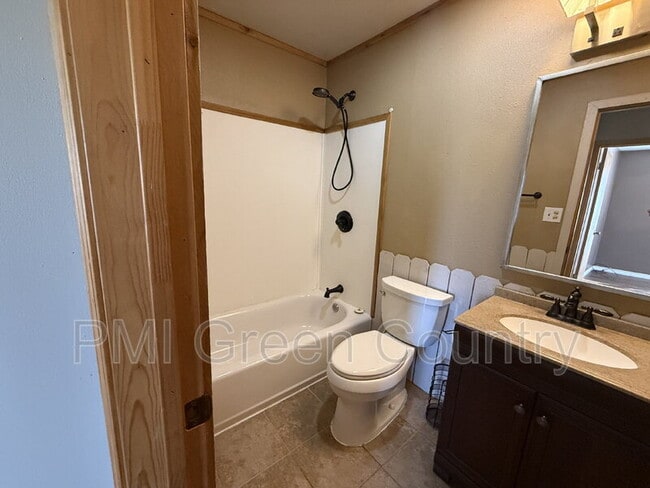 Building Photo - 241 Suburban Ln