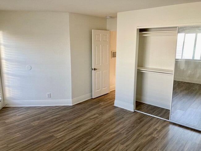 Building Photo - Upcoming!! 2 Bed/1 Bath Condo Apt.  Blocks...