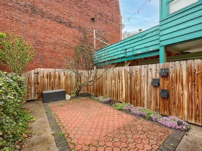 Building Photo - Charming 3 Bedroom House in Midtown