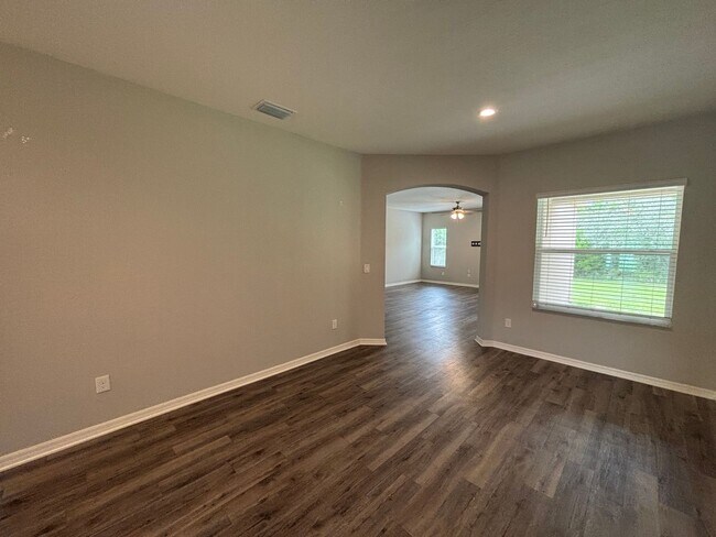 Building Photo - 4 bedroom / 3 bath in great neighborhood - WON'T LAST!