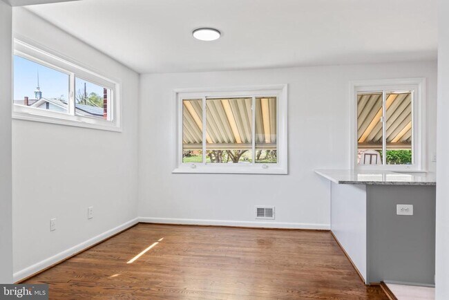 Building Photo - 2521 Fairhill Dr