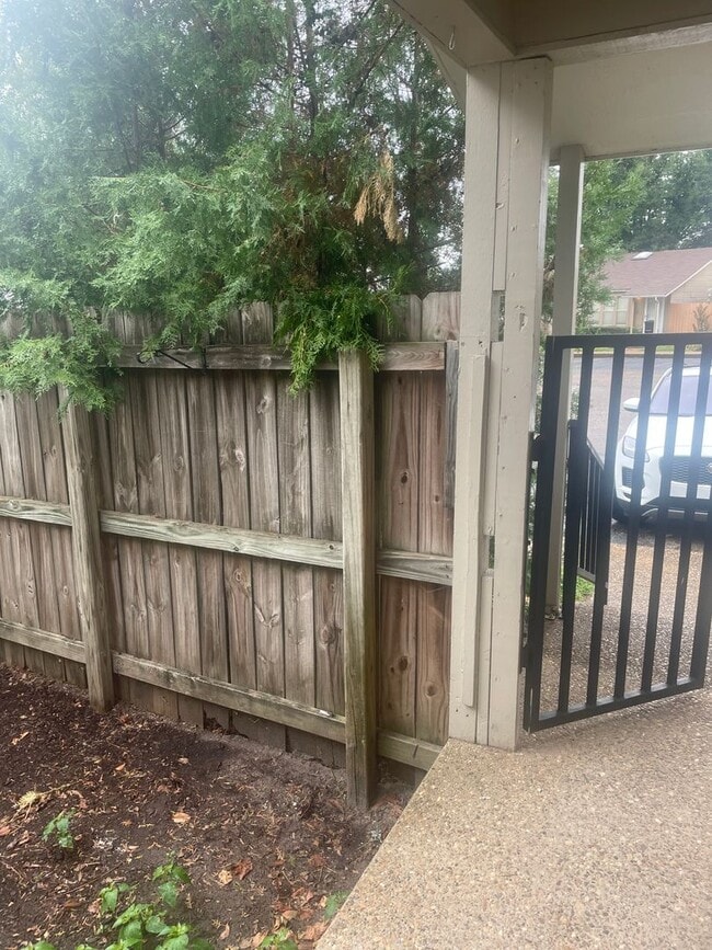 Building Photo - 2/1 ptisd Available for immediate Move in