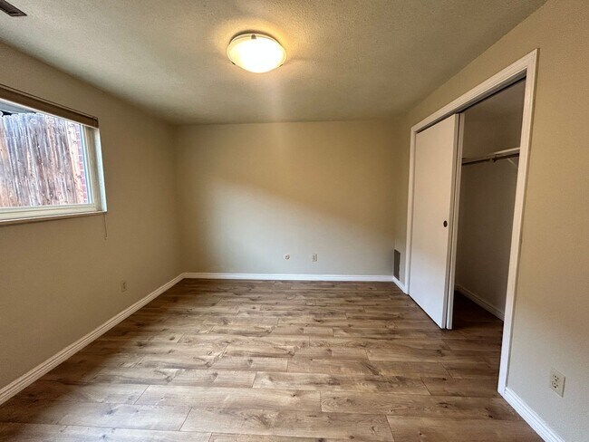 Building Photo - 2-Bed/1.5-Bath Longmont Townhome