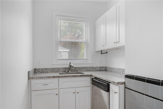 Building Photo - 112 Kimball St