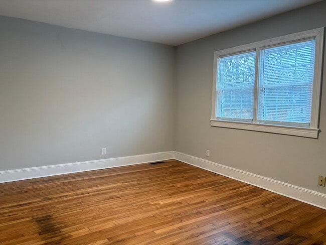 Building Photo - 3 Bedroom, 2 Bathroom in Eden!