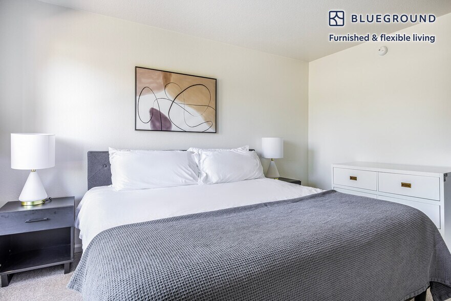 Building Photo - 10983 Bluffside Dr