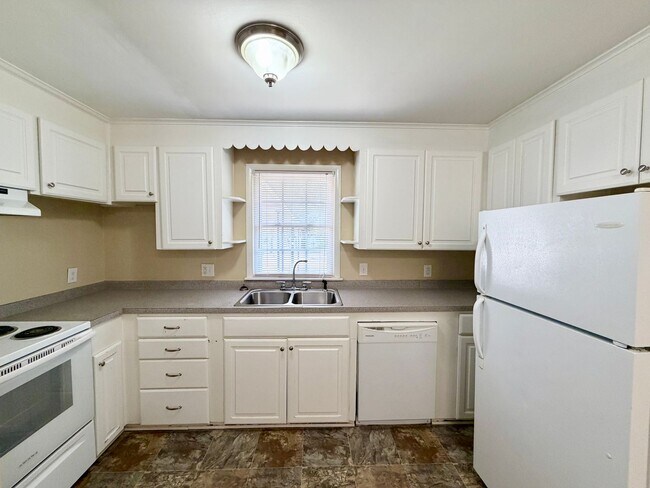 Building Photo - Lexington- Downtown Lexington - Call Lexington office for tours 803-359-0793