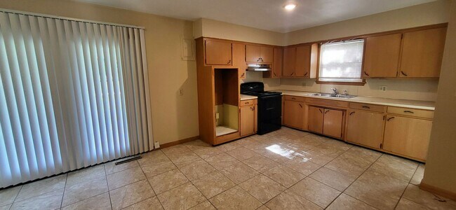 Building Photo - 3 Bedroom home in Southeast Springfield fo...